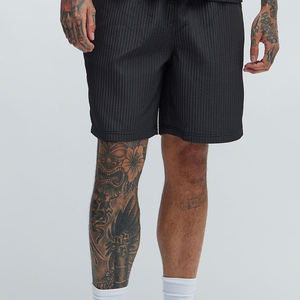 Short noir élégant pour homme avec une coupe moderne et un tissu léger, parfait pour le streetwear décontracté et le confort d'été - Product Image 1