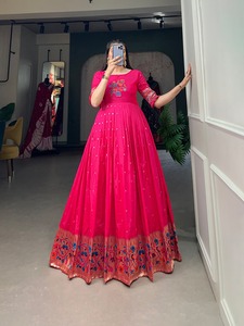 ชุด anarkali ที่ไม่ซ้ำกันเทศกาลที่สร้างขึ้นในผ้าไหมหรูหราด้วยการออกแบบลวดลายสีทองที่สามารถเข้าถึงได้ในราคาที่เหมาะสม - Product Image 4