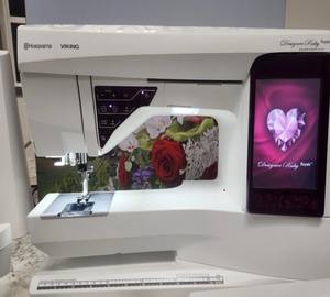 NOUVELLE Machine à coudre et à broder H-u-s-q-v-a-r-n-a V-i-k-i-n-g Designer R-u-b-y R-o-y-a-l-e - Product Image 1