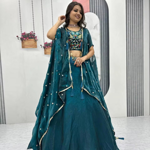 Fil à broder lourd et séquence de vêtements de fête de créateur fonctionnant avec du tissu fantaisie Latakan Fendy Lehenga Choli du fournisseur indien - Product Image 1
