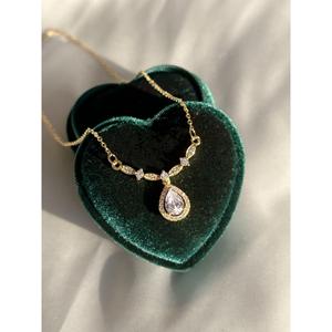 Collana in acciaio a goccia d'acqua