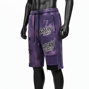 Shorts homme en molleton de coton premium 340 GSM, lavage acide, violet, avec empiècements déchirés et logo imprimé. - Product Image 4