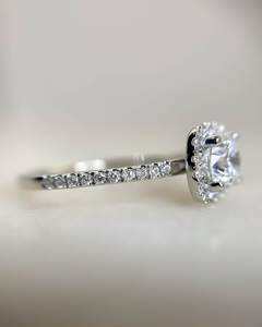 Anillo de compromiso de moissanita de corte redondo de 8mm | Anillo de Boda nupcial Halo con cojín | Anillo de promesa de aniversario de plata o oro - Product Image 3