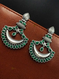 Pendientes de plata Chandbali, tachuelas colgantes de latón ligero, ropa de fiesta informal para niñas con estilo, regalo perfecto con piedra principal de perla - Product Image 4