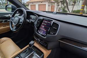 Volvo XC90 T6 Momentum 2017 d'occasion, modèle 2020, 100% en parfait état de marche, sans accident - Product Image 2