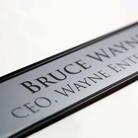Plaque de nom de bureau en acrylique gravée sur mesure avec support en aluminium - Durable, résistant à la pluie, couleurs personnalisables pour la décoration publicitaire de bureau