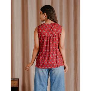 Top Corto Transpirable de Algodón Mulmul con Estampado de Bloques Rojos y Tejido Butti - Product Image 6