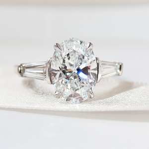 Bague de fiançailles Moissanite ovale 12x8mm | Pierres latérales baguette effilées | OEM de bijoux fins de mariage de mariée en argent or - Product Image 1