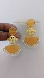 Temple Crescent Bulk Diseño personalizable Acabado de piedra semicircular Ornamentación única Juego de pendientes colgantes de moda Hecho de latón - Product Image 2