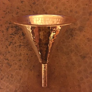 Entonnoir en cuivre pour un transfert de liquide facile et sans déversement, design artisanal, idéal pour la cuisine, le bar et l'usage domestique - Product Image 3