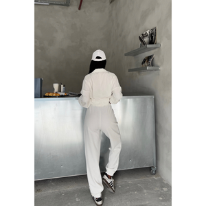 Conjunto Deportivo de Tela Blanca, Regalo Perfecto para Entusiastas del Deporte - Product Image 1