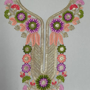 Col brodé délicat avec accents de paillettes sur tissu net pour blouse de robe de mariée indienne kurti saree utilisation de couture - Product Image 1