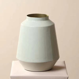 Vase à fleurs en fer émaillé vert clair de style moderne, décoration d'intérieur, matériau en laiton, quantité en gros directe d'usine, vases en métal - Product Image 4