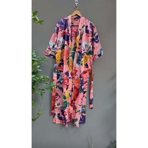 Robe Kimono en Coton Imprimé Floral Indien Faite à la Main, Peignoir Doux Tissé pour la Nuit, Tenue Décontractée pour la Famille, Idéal pour le Printemps et les Vêtements d'Intérieur - Product Image 1