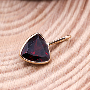 Vente en gros Pendentif plaqué or jaune 14 carats pour femme en forme de trillion de pierres précieuses grenat rouge naturel Ensemble de bijoux élégants faits à la main - Product Image 3