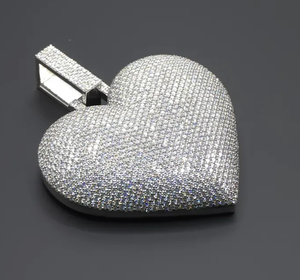 จี้รูปหัวใจประดับเพชรโมอิสซาไนต์ทรงกลมแบบเต็มตัว - Product Image 3