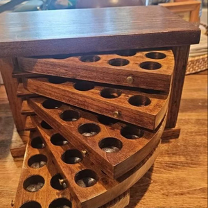 Estante de madera para huevos de granja para funcionalidad de mezcla de diseño interior rústico con encanto de estilo rural auténtico - Product Image 1