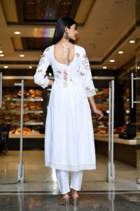Trajes Anarkali de Moda, Conjuntos de Kurti y Pantalones de Verano con Cuello en V para Mujer, de Algodón con Lentejuelas, Corte Ajustado, Exclusivo del Fabricante Indio - Product Image 2