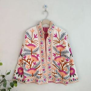 Veste en velours blanc à fleurs, brodée à la main, avec des rayures grises, fabriquée avec des matériaux de haute qualité et un look Suzani - Product Image 1