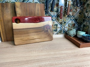 Tabla de Cortar de Madera con Diseño de Resina Roja, Tabla de Cortar Artesanal Moderna, Perfecta para Preparar en la Cocina y Servir en la Mesa, de la India - Product Image 6