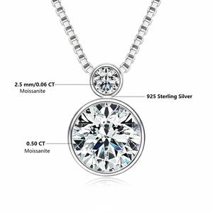 Collier pendentif tendance pour femme en argent sterling 925 avec chaîne gourmette et deux pierres de moissanite taille brillant ronde de 5 mm (0,50 ct) et 2,5 mm, serties à double bélière - Product Image 6