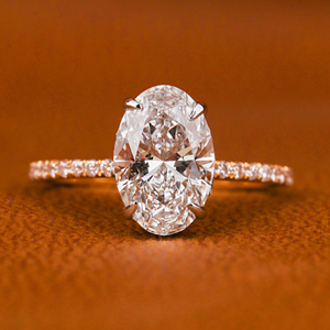 Bague exclusive en or 14KT Hidden Halo avec diamants de laboratoire de coupe ovale et ronde Bague de fiançailles de haute qualité pour les femmes - Product Image 1
