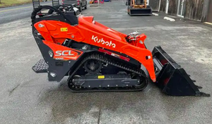 Livraison Gratuite - Chargeuse Compacte Kubota SCL1000 Rouge avec Moteur Diesel, Godet Avant et Pompe Hydraulique - Product Image 3
