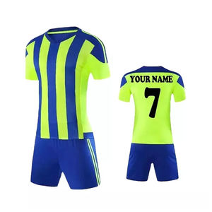 2025 Diseños personalizados Kit completo de fútbol con nombre de equipo personalizado ropa deportiva Nueva temporada en 100% poliéster personalizado Top Style Logo uniforme - Product Image 2