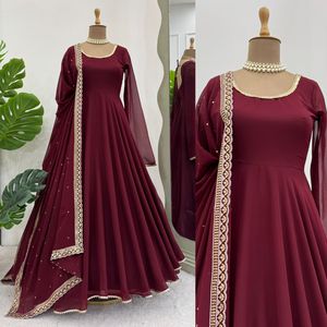 Elegant Jacquard Silk Ensemble <b>Top</b> with Micro Inner & Subtle Backside Zip Chain Coupled with a Semi Stitched Lehenga - Product Image 6