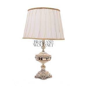 Elegante lámpara de mesa de latón plateado con pantalla plisada clásica Acento de iluminación decorativo hecho a mano de lujo - Product Image 1