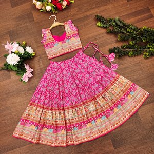 Ensemble Lehenga Choli traditionnel rose Ajrakh pour enfants de Shoryam Fashion |   Vêtements de fête de mariage prêts à porter et prêts à porter, longueur au sol - Product Image 2