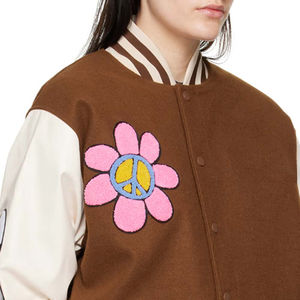 Vente en gros de veste Letterman Varsity pour femmes grande taille avec broderie col montant motif tricoté décontracté hiver de haute qualité - Product Image 3