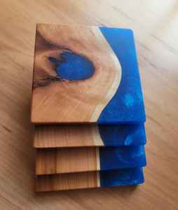 Posavasos de madera clásico con acabado de resina para proteger las superficies de las bebidas calientes - Product Image 1