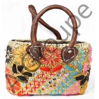 Panier de pique-nique marocain artisanal en osier, avec poignées plates en cuir, broderie, fermeture éclair, fleurs et plumes détaillées, deux