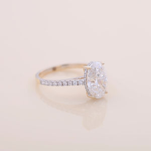 Anillo de Compromiso con Halo de Diamantes Cultivados en Laboratorio de 5.04ct, Corte Ovalado, en Oro Blanco, Amarillo y Rosa de 18K, con Piedras Laterales Redondas - Product Image 5