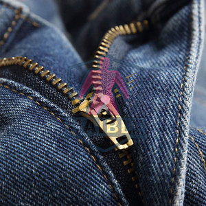 กางเกงยีนส์ขาสั้นผู้ชายดีไซน์ทันสมัยสั่งทำได้ ระบายอากาศดี เป็นมิตรกับสิ่งแวดล้อม บริการ OEM ราคาถูก พร้อมจำหน่าย - Product Image 6