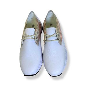 Chaussures Luna élégantes en blanc classique. Ces chaussures intemporelles sont fabriquées avec des matériaux de première qualité pour le confort et la durabilité. - Product Image 2