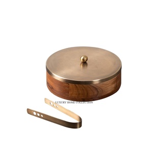Elégante Casserole Chapati en Métal Poli et Bois avec Acier Inoxydable de Haute Qualité et Couvercle Floral Magnifiquement Gaufré - Product Image 1