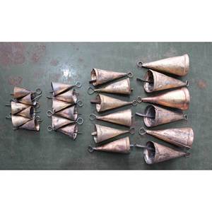 Carillons à vent vintage faits à la main en fer recyclé et laiton moulé, ensemble de 24 clochettes coniques, pour décorations religieuses et fêtes - Product Image 3