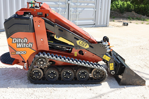 Chargeuse compacte sur chenilles Ditchwitch SK800 Diesel à moteur Yuchai et pompe hydraulique Huade, haute efficacité, pour la location - Product Image 2