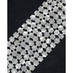 Collier de fleurs en perles de coquillages, d'os et de corail - Product Image 1