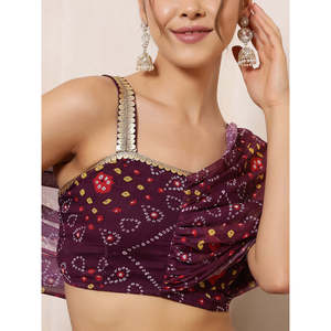 Conjunto coordinado indo-occidental para mujer, de tela de gasa, con estampado Bandhani color vino, top corto con dupatta adjunto y sharara con paneles. - Product Image 2