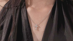 Colgante Clásico de Cruz con Diamantes Naturales de 0.38 Ct y Piedras Redondas Brillantes, Ideal para el Lujo Diario y la Moda Inspirada en la Fe - Product Image 5