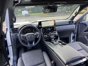 SUV d'occasion maintenant en vente ! 2022 LX600 Premiums Titres propres - Product Image 2