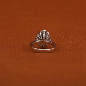 แหวนหมั้นหรูหราทรงวงรีทรงรีสีน้ำเงินเข้มกลางหินคลาสสิกที่มีห้องปฏิบัติการปลูกเครื่องประดับเพชรธรรมชาติ-ได้รับการรับรอง IGI - Product Image 6