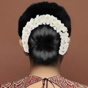 Tip Top Fashions Broche de pelo floral blanco de piedra austriaca 1502299C Hecho de aleación de zinc duradera - Product Image 1