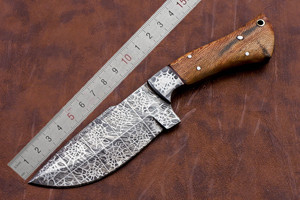 Couteau de chasse en acier Damas personnalisable OEM fait à la main manche en bois de rose gaine en cuir à motif torsadé pour EDC - Product Image 3