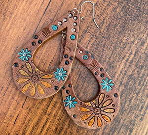 Boucles d'oreilles en cuir repoussé à la main Boucles d'oreilles turquoise en cuir peint à la main Femmes occidentales Bijoux en cuir véritable marron faits à la main - Product Image 2