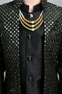 ชุดเชอร์วานีผ้าไหมแท้แบบดั้งเดิมสำหรับเด็กผู้ชาย สำหรับงานแต่งงานและงานเลี้ยง พร้อมสัมผัสความเป็นเอกลักษณ์แบบทันสมัย - Product Image 2