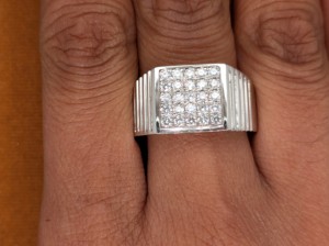 แหวนหมั้นและแต่งงานหรูหราประดับมอสซาไนต์คุณภาพพรีเมียมจาก Lurba Jewels ดีไซน์ทันสมัย ทำจากเงินแท้ 925  แบบฝังเพชร - Product Image 6